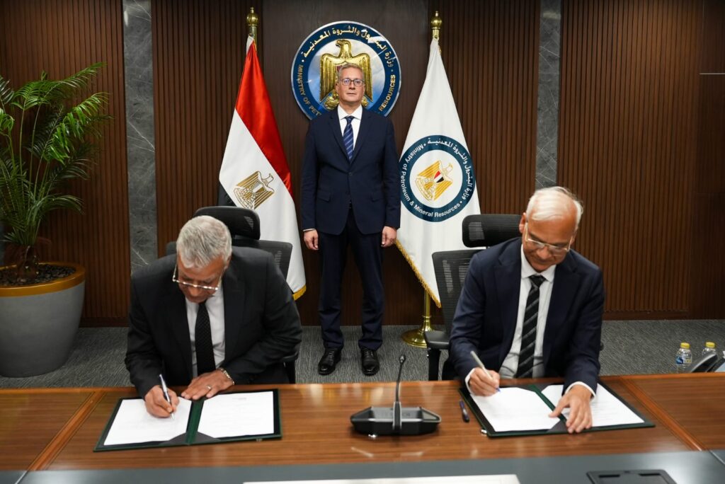 وزير البترول والثروة المعدنية يشهد توقيع عقد توريد خام الفوسفات للمجمع الصناعي الجديد بالمنطقة الاقتصادية لقناة السويس 2 d1e34a06 b482 4530 86e4 8e28892a2238