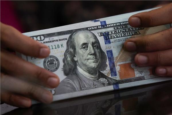 الدولار يتراجع مع تزايد الآمال بإعادة فتح مضيق هرمز وانخفاض أسعار النفط 1 20260525104612597