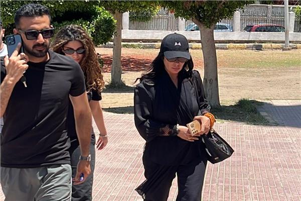 منى زكي وابنتها تساندان أحمد حلمي في جنازة والدته 1 20260529143759096