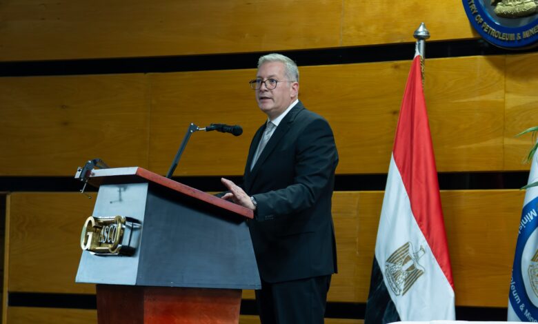 وزير البترول والثروة المعدنية: المرأة المصرية شريك رئيسي في تنفيذ استراتيجية القطاع وتمكينها ركيزة أساسية للتطوير 1 IMG 20260513 WA0023