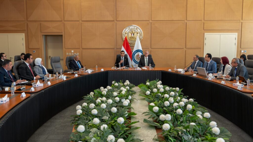 استكمالًا لمناقشات مؤتمر مصر الدولي للطاقة.. وزيرا البترول والثروة المعدنية والشباب والرياضة يعقدان مائدة مستديرة لتمكين الكوادر الشابة بقطاع الطاقة 2 WhatsApp Image 2026 05 04 at 3.23.22 PM 1