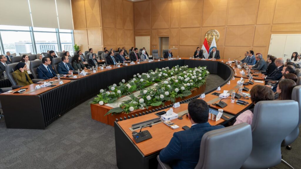 استكمالًا لمناقشات مؤتمر مصر الدولي للطاقة.. وزيرا البترول والثروة المعدنية والشباب والرياضة يعقدان مائدة مستديرة لتمكين الكوادر الشابة بقطاع الطاقة 3 WhatsApp Image 2026 05 04 at 3.23.22 PM