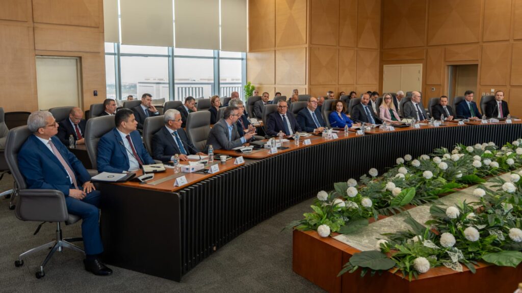 وزير البترول والثروة المعدنية خلال لقائه مع شركاء الاستثمار في إنتاج البترول والغاز: حوافز للتوسع في الحفر الأفقي والتكسير الهيدروليكي لزيادة الإنتاج 2 b092d0c3 a817 4b74 b24d d9c07bcccd92