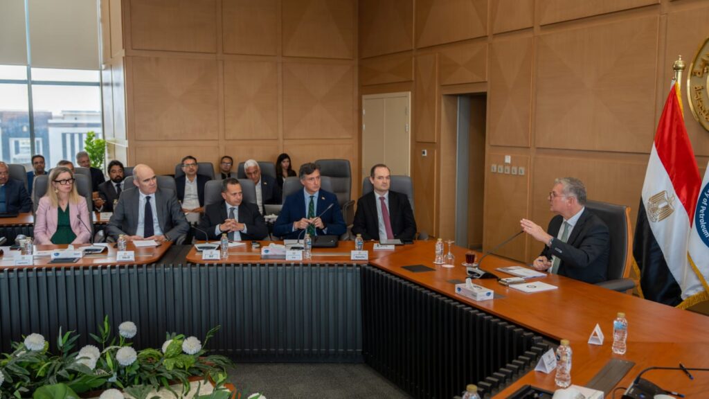 وزير البترول والثروة المعدنية خلال لقائه مع شركاء الاستثمار في إنتاج البترول والغاز: حوافز للتوسع في الحفر الأفقي والتكسير الهيدروليكي لزيادة الإنتاج 3 f7552f2f 4d5c 4df6 9831 2f55a5103230