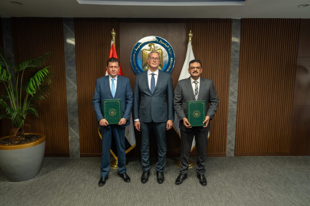 وزير البترول والثروة المعدنية يشهد توقيع مذكرة تفاهم لدراسة تنفيذ مشروع تعديني صناعي متكامل لتعظيم القيمة المضافة لفوسفات أبو طرطور 2 615e6529 154b 4408 b25b 5ca5be058997