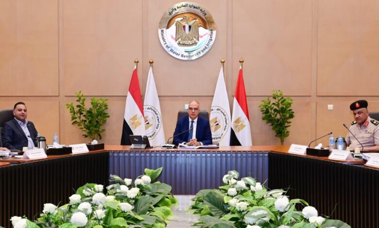 وزير الري خلال ترأسه إجتماع لجنة تراخيص الشواطىء 1 وزير الري