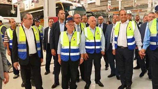نائب رئيس الوزراء يتفقد النصر للسيارات ويؤكد المضي في توطين صناعة المركبات 1 AA26gIXv