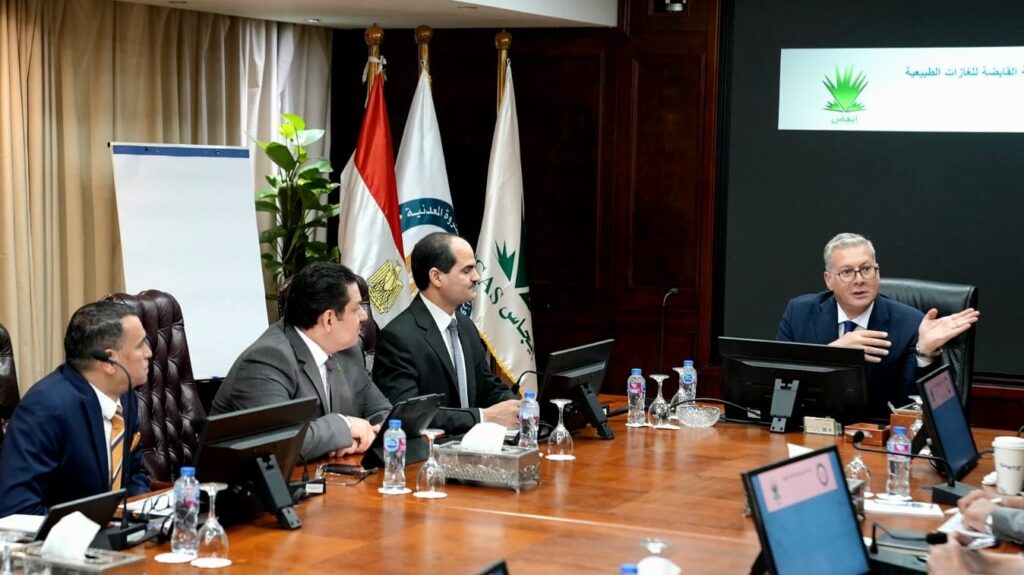 وزير البترول والثروة المعدنية يتابع مشروعات قطاع الغاز خلال زيارة لـ”إيجاس” ويؤكد: تسريع الاستثمارات وزيادة الإنتاج أولوية قصوى 2 IMG 20260615 WA0113