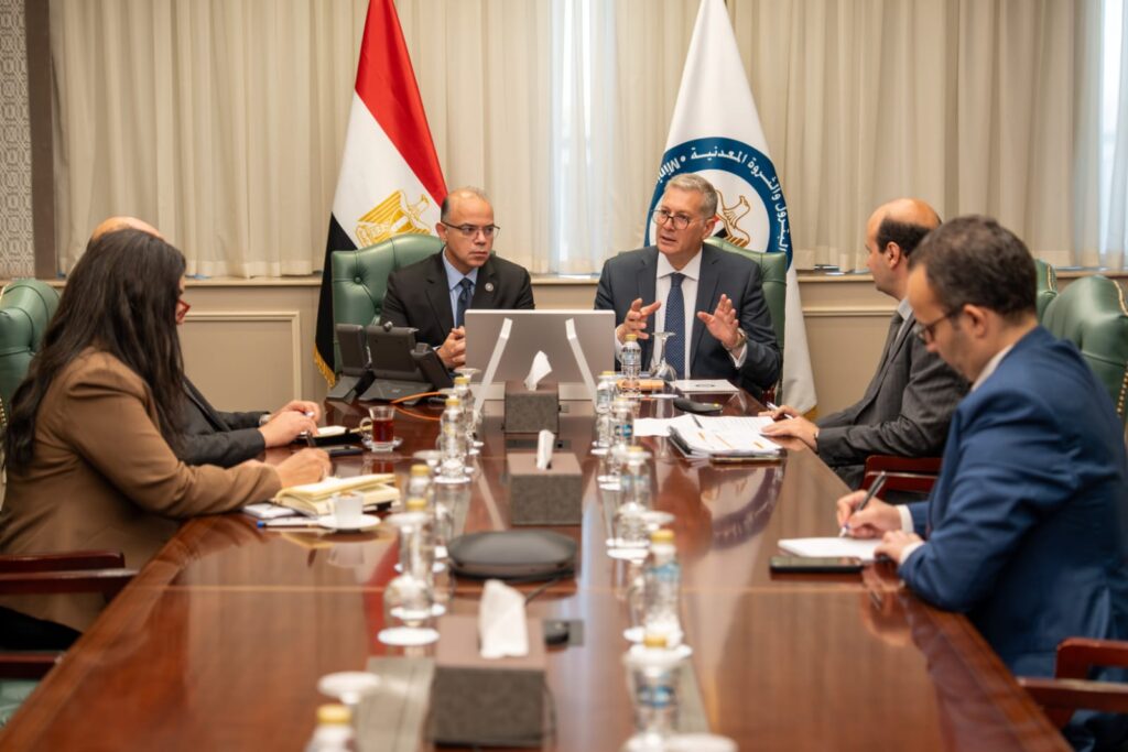 لجنة مشتركة بين "البترول " و"الاستثمار" لتعزيز فرص تمويل مشروعات قطاع البترول وجذب الشراكات الدولية ودعم التعاون مع المؤسسات التمويلية 2 IMG 20260617 WA0040