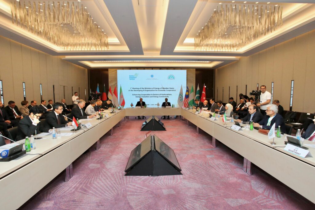 المهندس كريم بدوى وزير البترول والثروة المعدنية يشارك في الاجتماع الأول لوزراء الطاقة بمجموعة الدول الثماني النامية ويؤكد أهمية التكامل الإقليمي لتحقيق أمن الطاقة 2 WhatsApp Image 2026 06 02 at 1.11.57 PM 1