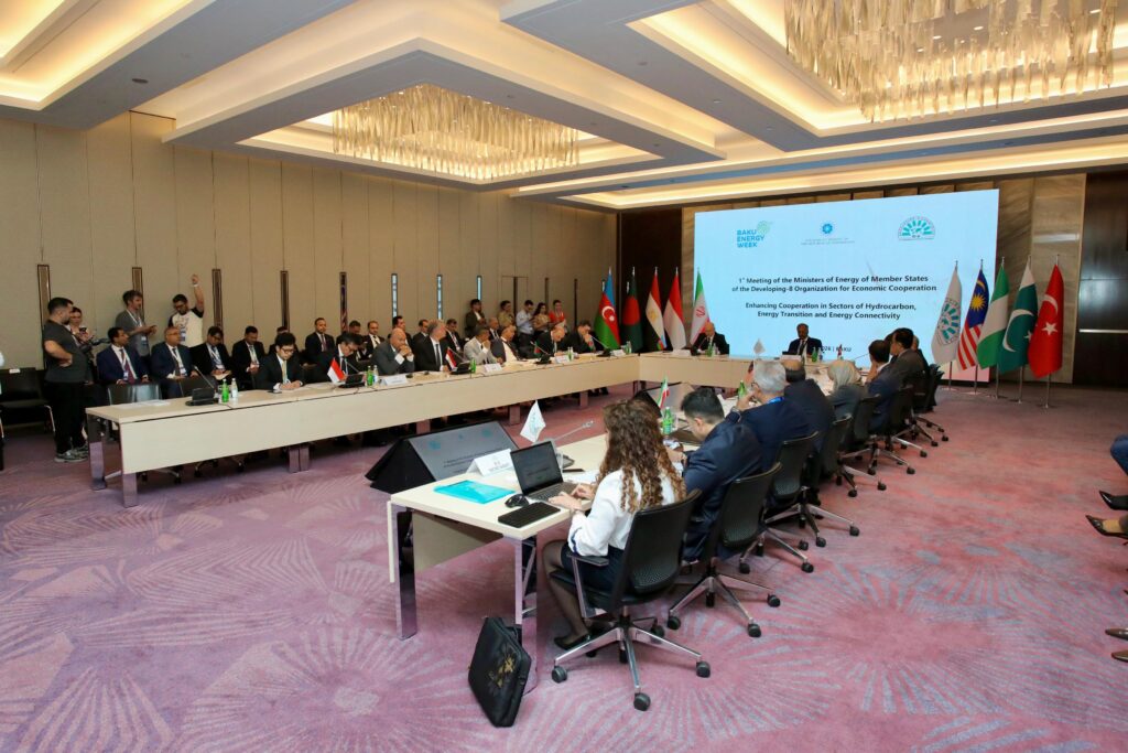 المهندس كريم بدوى وزير البترول والثروة المعدنية يشارك في الاجتماع الأول لوزراء الطاقة بمجموعة الدول الثماني النامية ويؤكد أهمية التكامل الإقليمي لتحقيق أمن الطاقة 3 WhatsApp Image 2026 06 02 at 1.11.57 PM