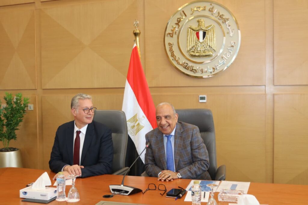 وزيرا البترول والثروة المعدنية والكهرباء والطاقة المتجددة، يبحثان خطة العمل المشترك خلال فصل الصيف لمجابهة ارتفاع الأحمال والزيادة فى الاستهلاك وتوفير الوقود المكافئ لتأمين التغذية الكهربائية وتحقيق الاستقرار للشبكة الموحدة 2 WhatsApp Image 2026 06 30 at 10.21.19 AM 1