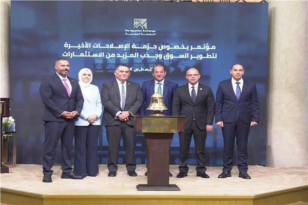 د.إسلام عزام رئيس الرقابة المالية يلقي الكلمة الافتتاحية في مؤتمر البورصة 1 20260803165252402
