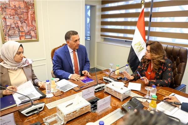 وزيرة التنمية المحلية والبيئة تبحث مع محافظ القليوبية تطوير منظومة إدارة المخلفات 1 منال عوض وزيرة التنمية المحلية والبيئة