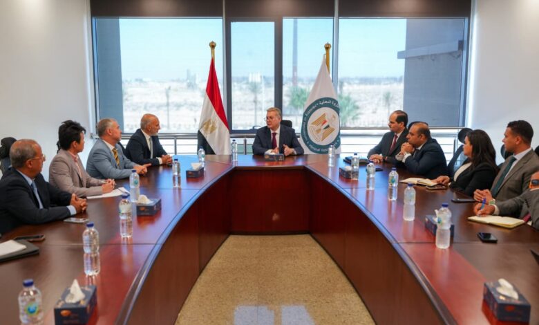 وزير البترول والثروة المعدنية يبحث مع إكسون موبيل العالمية آليات تنفيذ مذكرة التفاهم لربط اكتشافات الشركة في قبرص بالبنية التحتية المصرية 1 4c2341b0 bc59 4edc 8c58 62ff8c68bb62