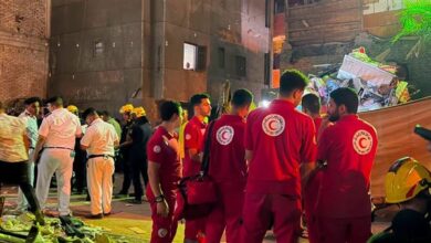 الهلال الأحمر المصري يدفع بفرق لموقع انهيار جزئي لعقار سكني بحدائق القبة 2 IMG 3377