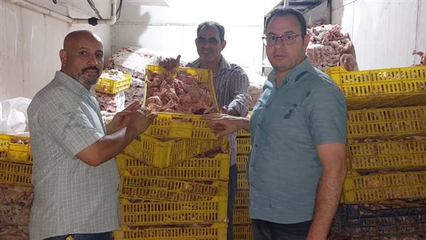 ضبط 28 طن لحوم وأغذية فاسدة و36 ألف زجاجة مشروبات طاقة مجهولة المصدر بالجيزة 1 IMG 3446